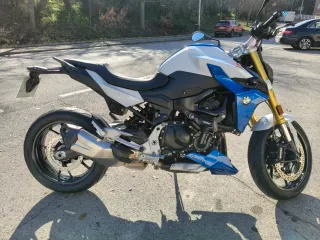BMW F900R del año 2022 con 3300 kilómetros.