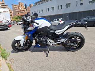 BMW F900R del año 2022 con 3300 kilómetros.