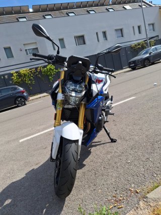 BMW F900R del año 2022 con 3300 kilómetros.