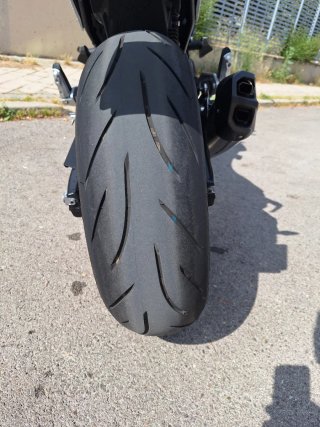 BMW F900R del año 2022 con 3300 kilómetros.