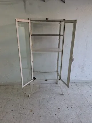 Vitrina médica antigua cristal y metal.