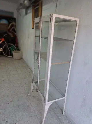 Vitrina médica antigua cristal y metal.