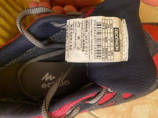 Zapatillas Quechua trekking negras y rojas