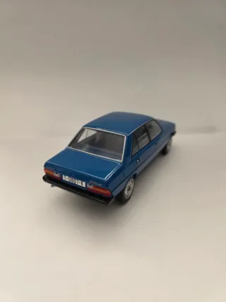 Peugeot 305 1:24 Salvat