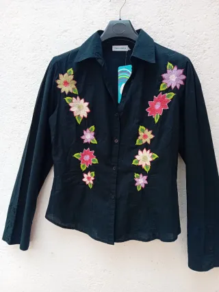 Camisa New Saks Negra Flores Bordadas