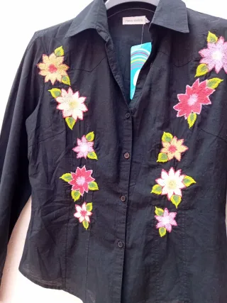 Camisa New Saks Negra Flores Bordadas