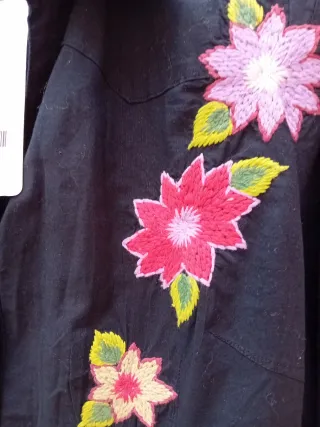 Camisa New Saks Negra Flores Bordadas