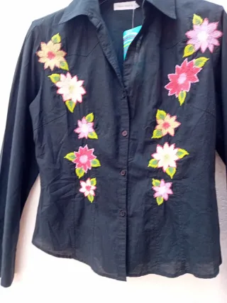 Camisa New Saks Negra Flores Bordadas