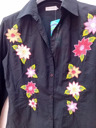 Camisa New Saks Negra Flores Bordadas