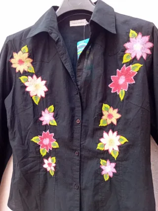 Camisa New Saks Negra Flores Bordadas