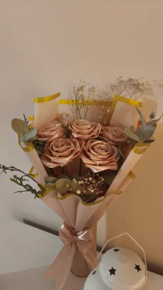 Ramos de rosas con luces