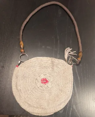 Bolso redondo tejido con flor