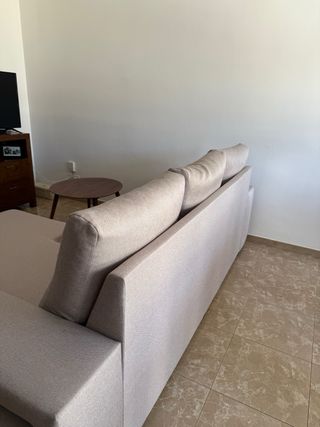 Sofá chaise longue beige con puffs