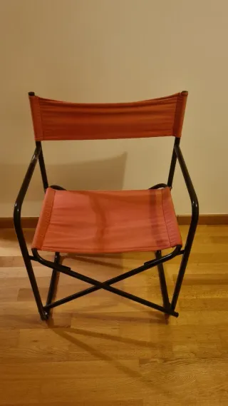 Se venden 3 sillas plegable naranja y negra.