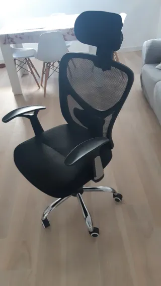 Silla ergonómica de oficina negra sin usar.