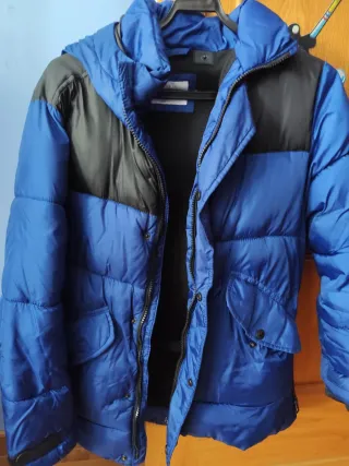 Cazadora Zara niño azul y negra