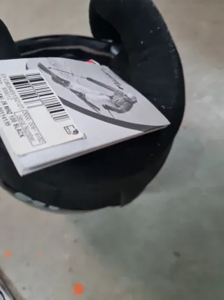 Casco de esquí negro y gafas