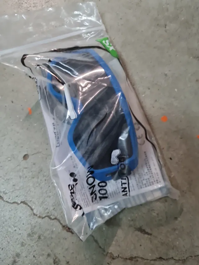 Casco de esquí negro y gafas