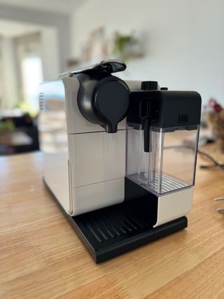 Cafetera Nespresso DeLonghi Lattissima One Touch