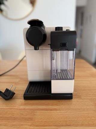 Cafetera Nespresso DeLonghi Lattissima One Touch