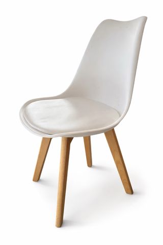 Cuatro Sillas Nórdicas Blancas y Madera