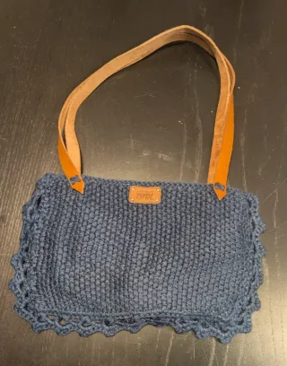 Bolso azul tejido con asas de cuero