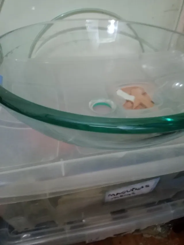 Lavabo de cristal con diseño curvo