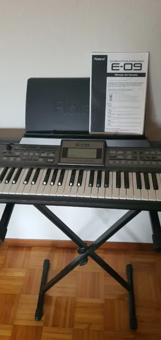 Teclado Roland E-09 con soporte