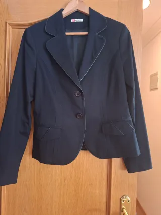 Chaqueta negra con ribete de cuero.