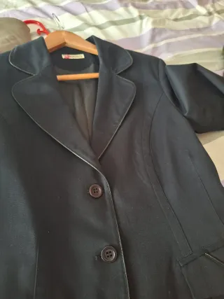 Chaqueta negra con ribete de cuero.