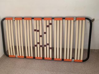 Somier metálico con láminas de madera y colchon.