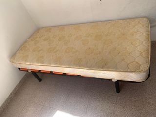 Somier metálico con láminas de madera y colchon.