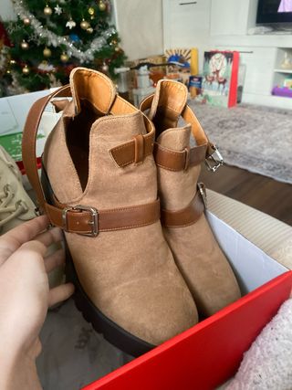 Botines marrones con plataforma y hebillas