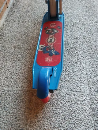 Patinete infantil azul y rojo