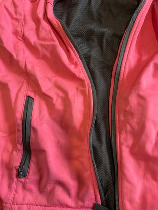 Chaqueta cortavientos KOKUE rosa y negra