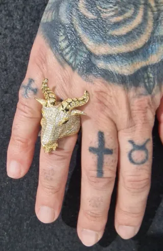 Sello Oro 18kt Cabra Circonitas 17.95g