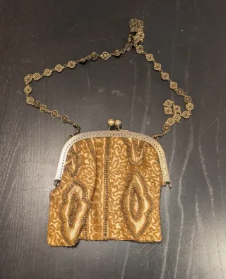 Bolso de mano con cadena y pedrería