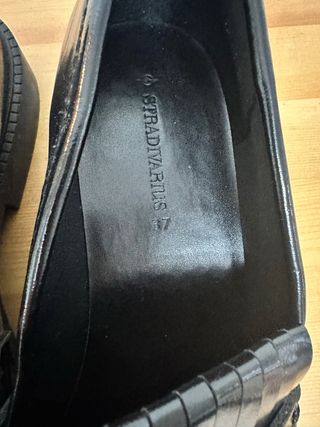 Zapatos negros de mujer con flecos