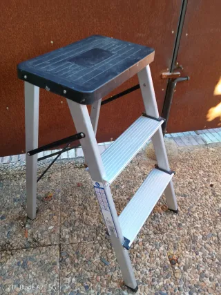 Escalera aluminio 2 peldaños + base
