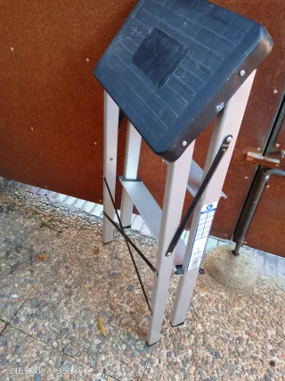 Escalera aluminio 2 peldaños + base