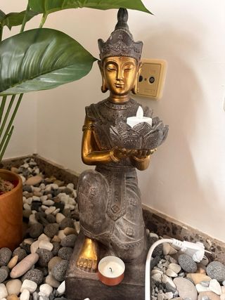 Figura Buda con vela y flor de loto