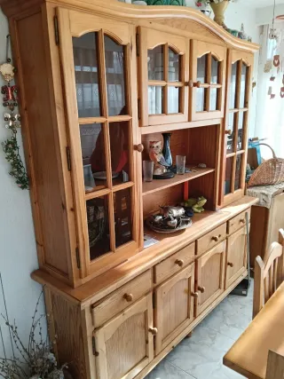 Mueble de salón de madera y cristal