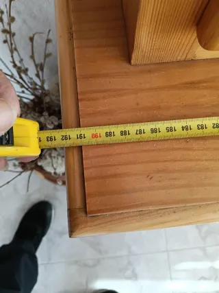 Mueble de salón de madera y cristal