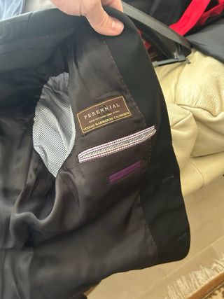 Chaqueta Perennial Negra con Corbata Roja