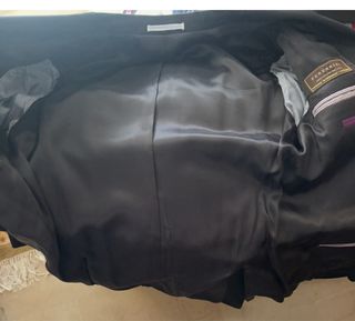 Chaqueta Perennial Negra con Corbata Roja