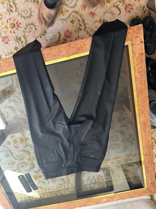 Chaqueta Perennial Negra con Corbata Roja