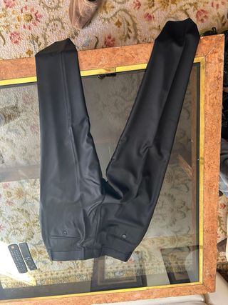 Chaqueta Perennial Negra con Corbata Roja