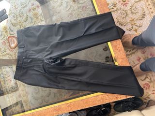 Chaqueta Perennial Negra con Corbata Roja