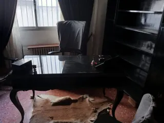 Mobiliario de despacho clásico de un juez