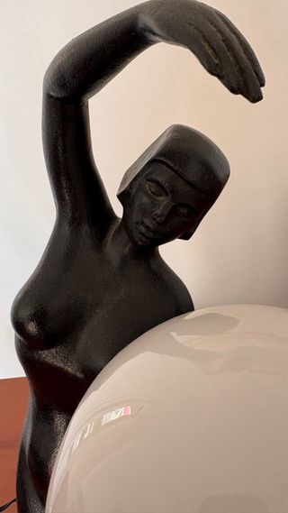 Lámpara Art Déco Figura Mujer Globo siglo XX